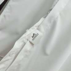 爱马仕 HERMES 2026春夏新款长袖 衬衫 衬衣,高端版本!专柜定制面料 透气舒适度高,细节无可 爱马仕 HERMES 2026春夏新款长袖 衬衫 衬衣,高端版本!专柜定制面料 透气舒适度高,细节无可