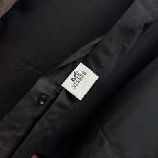 爱马仕 HERMES 2026春夏新款长袖 衬衫 衬衣,高端版本!专柜定制面料 透气舒适度高,细节无可 爱马仕 HERMES 2026春夏新款长袖 衬衫 衬衣,高端版本!专柜定制面料 透气舒适度高,细节无可