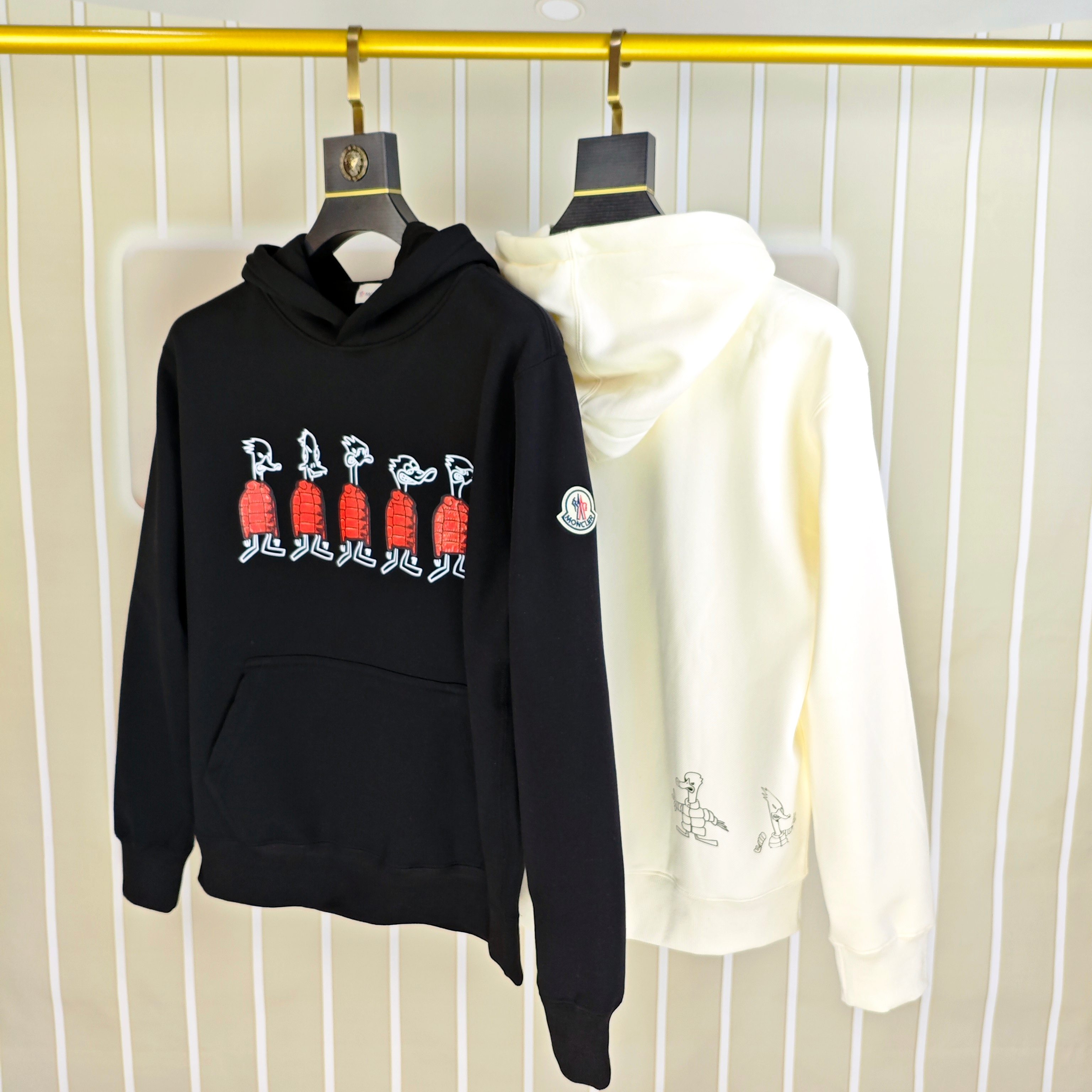 支持年后退换P190 M*ncler 蒙口2025秋冬新款原单男士休闲套头连帽卫衣  高端定制 内里加绒⚠️OS偏大版型⚠️高版本 时尚百搭爆款✨✨印胶图案袖上绣logo标设计 原版进口420克双股纯棉➕绒面料 螺纹袖口.领口衣摆 手感超柔软细腻 穿着亲肤舒适 高端精品 代工厂精细做工 上身非常赞 男士必备单品 三标齐全 尺码S-4XL（最大码可穿220斤左右 下单请报身高体重) 