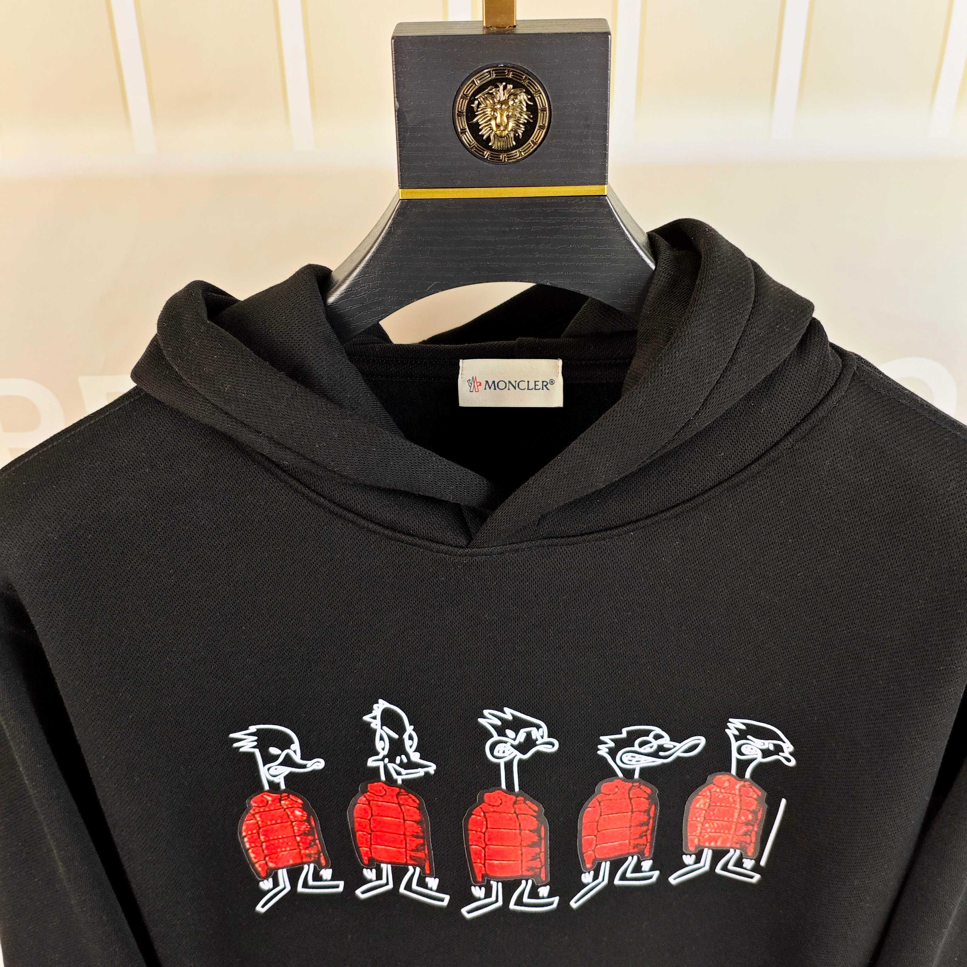 支持年后退换P190 M*ncler 蒙口2025秋冬新款原单男士休闲套头连帽卫衣  高端定制 内里加绒⚠️OS偏大版型⚠️高版本 时尚百搭爆款✨✨印胶图案袖上绣logo标设计 原版进口420克双股纯棉➕绒面料 螺纹袖口.领口衣摆 手感超柔软细腻 穿着亲肤舒适 高端精品 代工厂精细做工 上身非常赞 男士必备单品 三标齐全 尺码S-4XL（最大码可穿220斤左右 下单请报身高体重) 