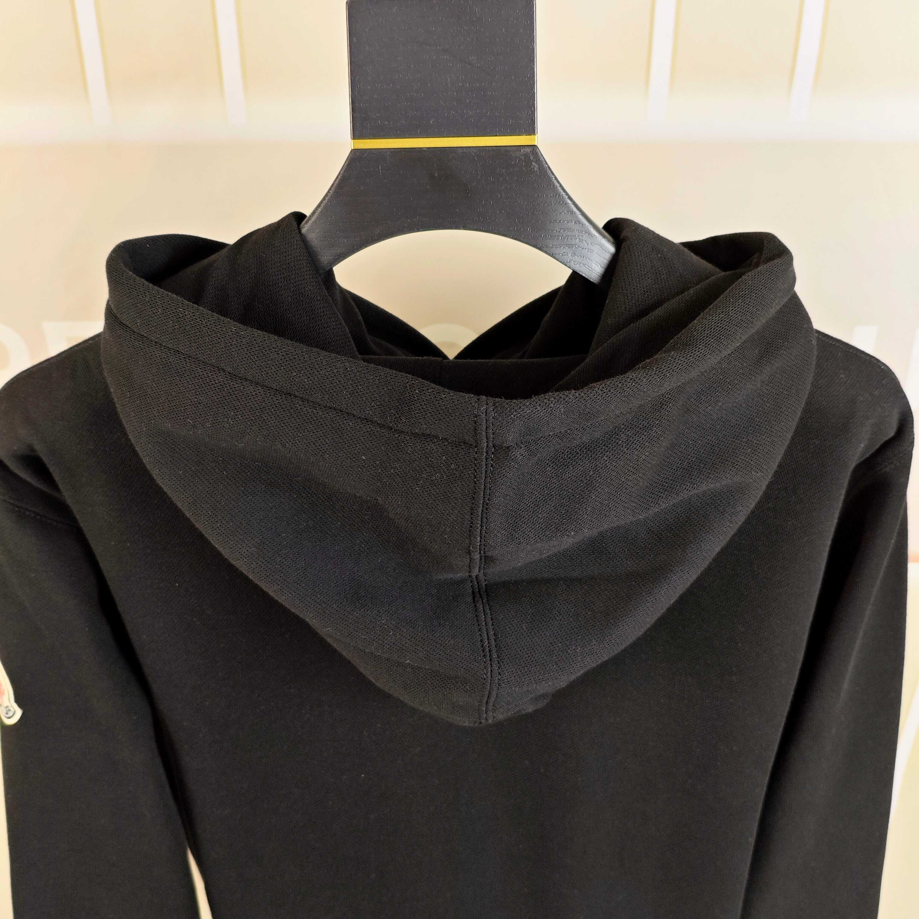 支持年后退换P190 M*ncler 蒙口2025秋冬新款原单男士休闲套头连帽卫衣  高端定制 内里加绒⚠️OS偏大版型⚠️高版本 时尚百搭爆款✨✨印胶图案袖上绣logo标设计 原版进口420克双股纯棉➕绒面料 螺纹袖口.领口衣摆 手感超柔软细腻 穿着亲肤舒适 高端精品 代工厂精细做工 上身非常赞 男士必备单品 三标齐全 尺码S-4XL（最大码可穿220斤左右 下单请报身高体重) 