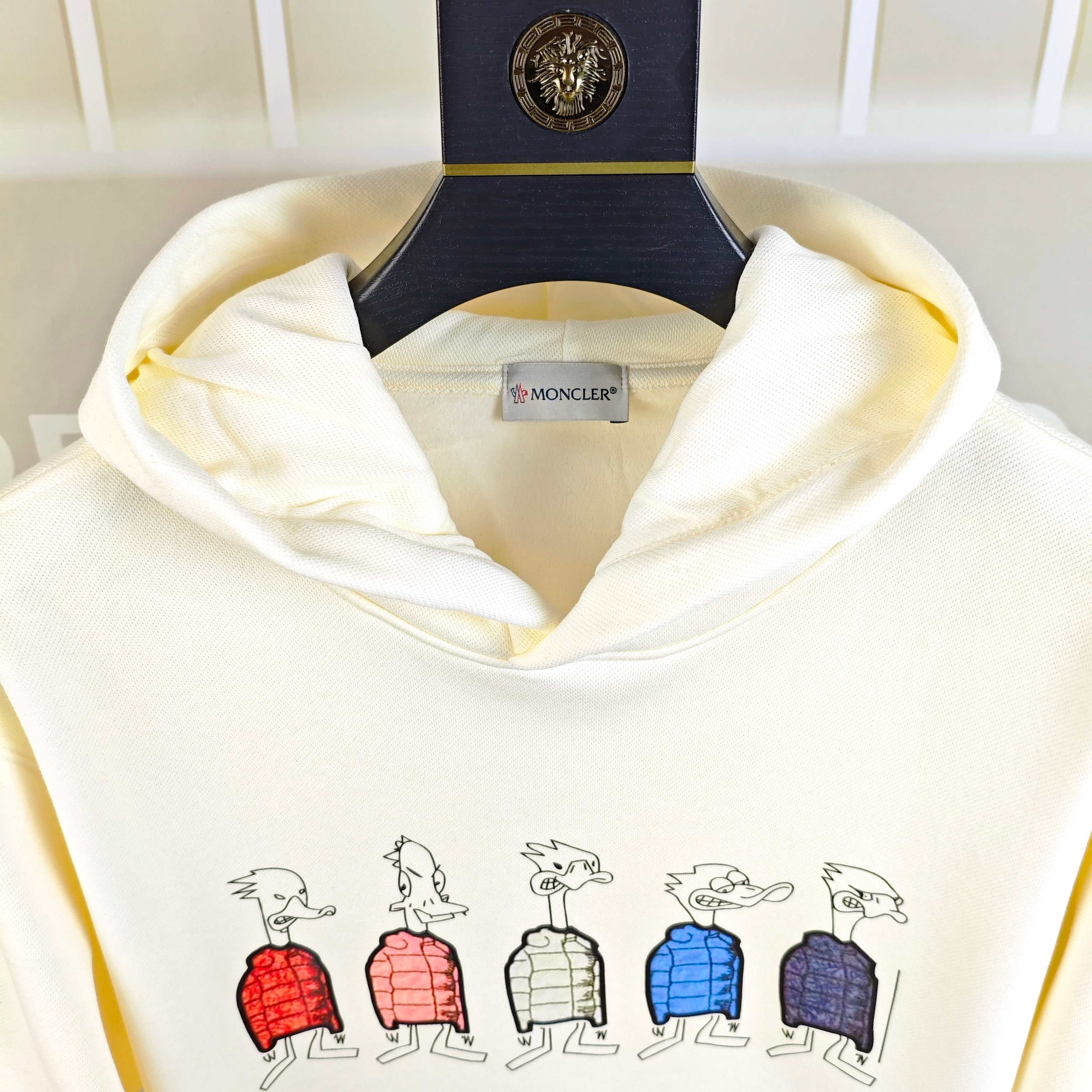 支持年后退换 P190 M*ncler 蒙口2025秋冬新款原单男士休闲套头连帽卫衣  高端定制 内里加绒⚠️OS偏大版型⚠️高版本 时尚百搭爆款✨✨印胶图案袖上绣logo标设计 原版进口420克双股纯棉➕绒面料 螺纹袖口.领口衣摆 手感超柔软细腻 穿着亲肤舒适 高端精品 代工厂精细做工 上身非常赞 男士必备单品 三标齐全 尺码S-4XL（最大码可穿220斤左右 下单请报身高体重) 