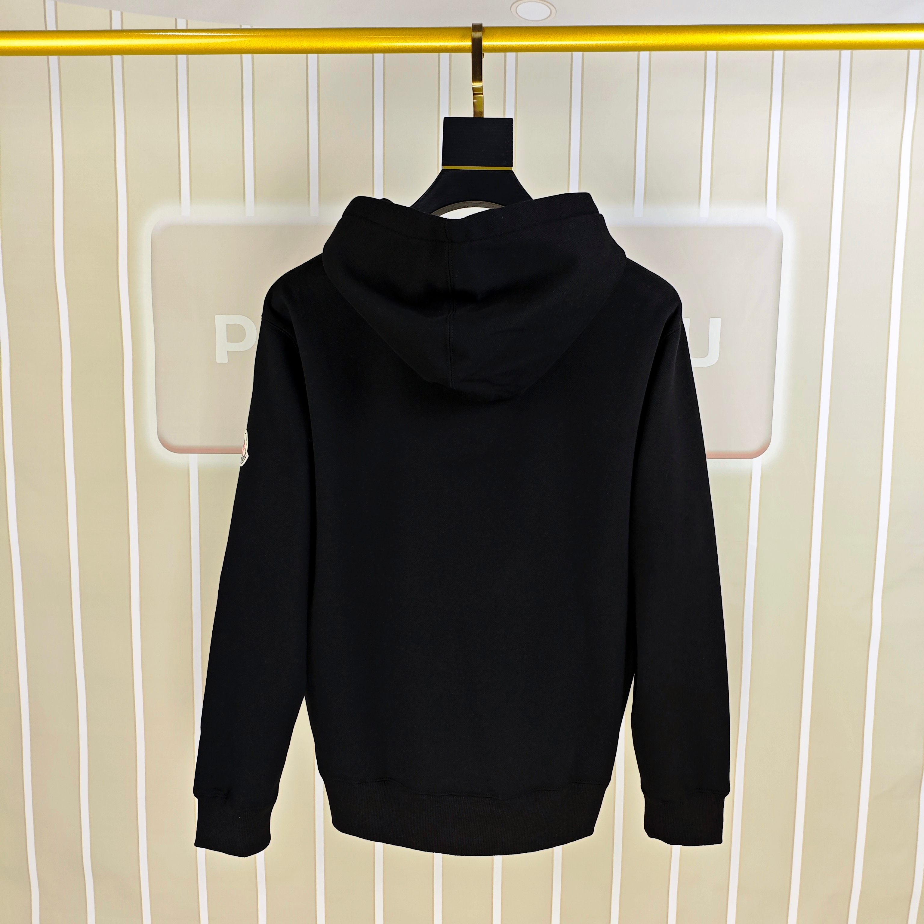 支持年后退换 P190 M*ncler 蒙口2025秋冬新款原单男士加绒加厚休闲套头连帽卫衣  高端定制 内里加绒⚠️OS偏大版型⚠️高版本 时尚百搭爆款✨✨印胶图案袖上绣logo标设计 原版进口420克双股纯棉➕绒面料 螺纹袖口.领口衣摆 手感超柔软细腻 穿着亲肤舒适 高端精品 代工厂精细做工 上身非常赞 男士必备单品 三标齐全 尺码S-4XL（最大码可穿220斤左右 下单请报身高体重)