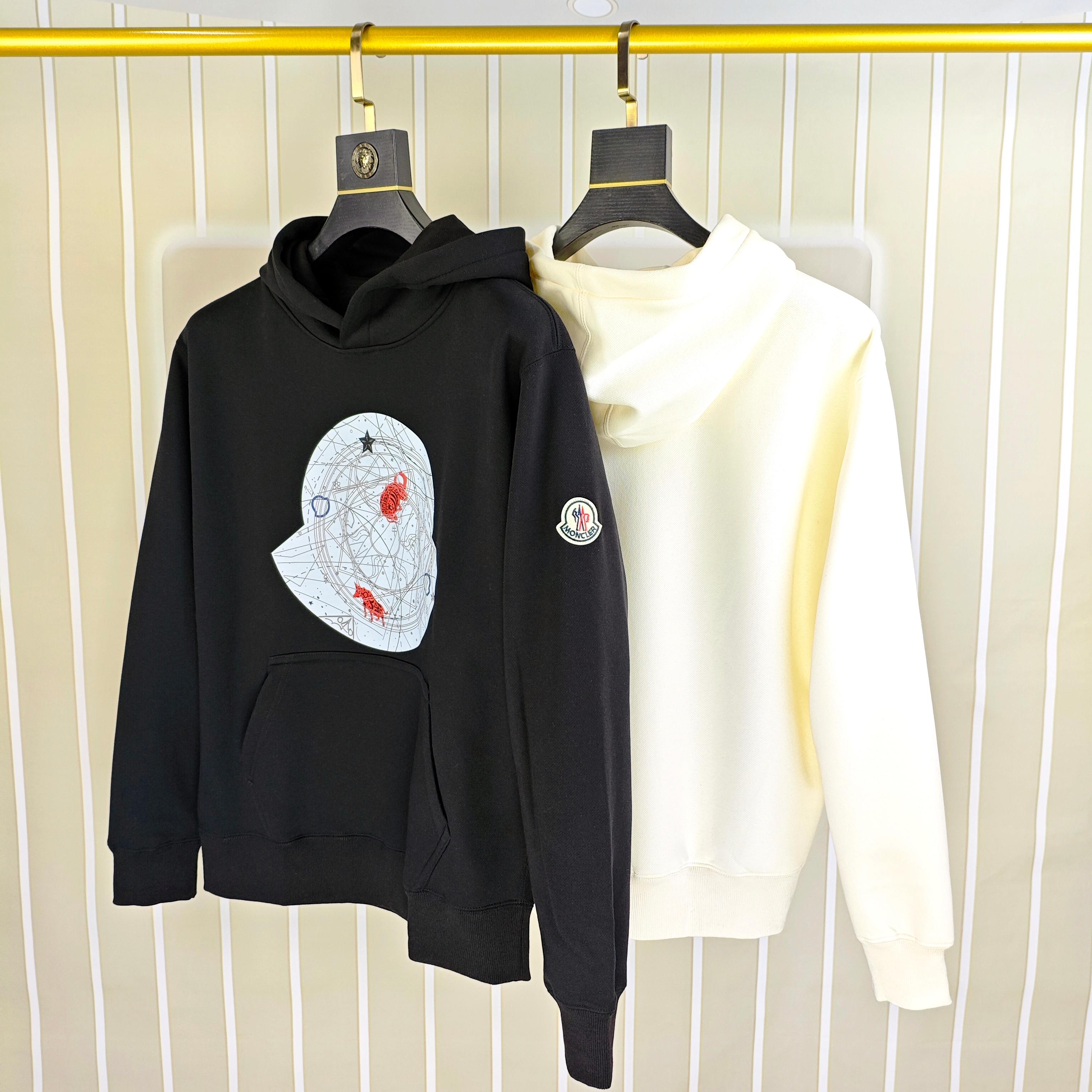 支持年后退换 P190 M*ncler 蒙口2025秋冬新款原单男士加绒加厚休闲套头连帽卫衣  高端定制 内里加绒⚠️OS偏大版型⚠️高版本 时尚百搭爆款✨✨印胶图案袖上绣logo标设计 原版进口420克双股纯棉➕绒面料 螺纹袖口.领口衣摆 手感超柔软细腻 穿着亲肤舒适 高端精品 代工厂精细做工 上身非常赞 男士必备单品 三标齐全 尺码S-4XL（最大码可穿220斤左右 下单请报身高体重)