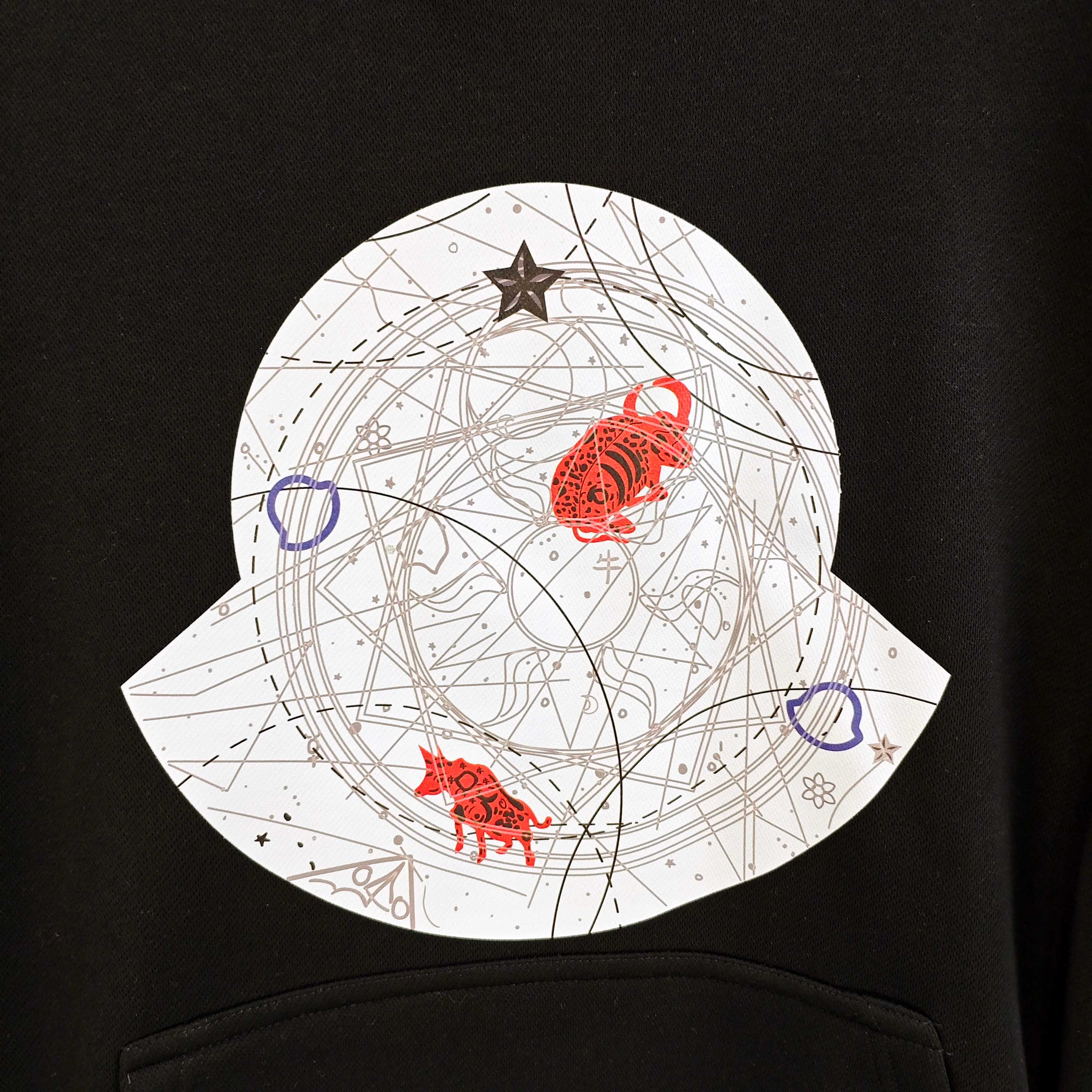 支持年后退换 P190 M*ncler 蒙口2025秋冬新款原单男士加绒加厚休闲套头连帽卫衣  高端定制 内里加绒⚠️OS偏大版型⚠️高版本 时尚百搭爆款✨✨印胶图案袖上绣logo标设计 原版进口420克双股纯棉➕绒面料 螺纹袖口.领口衣摆 手感超柔软细腻 穿着亲肤舒适 高端精品 代工厂精细做工 上身非常赞 男士必备单品 三标齐全 尺码S-4XL（最大码可穿220斤左右 下单请报身高体重)