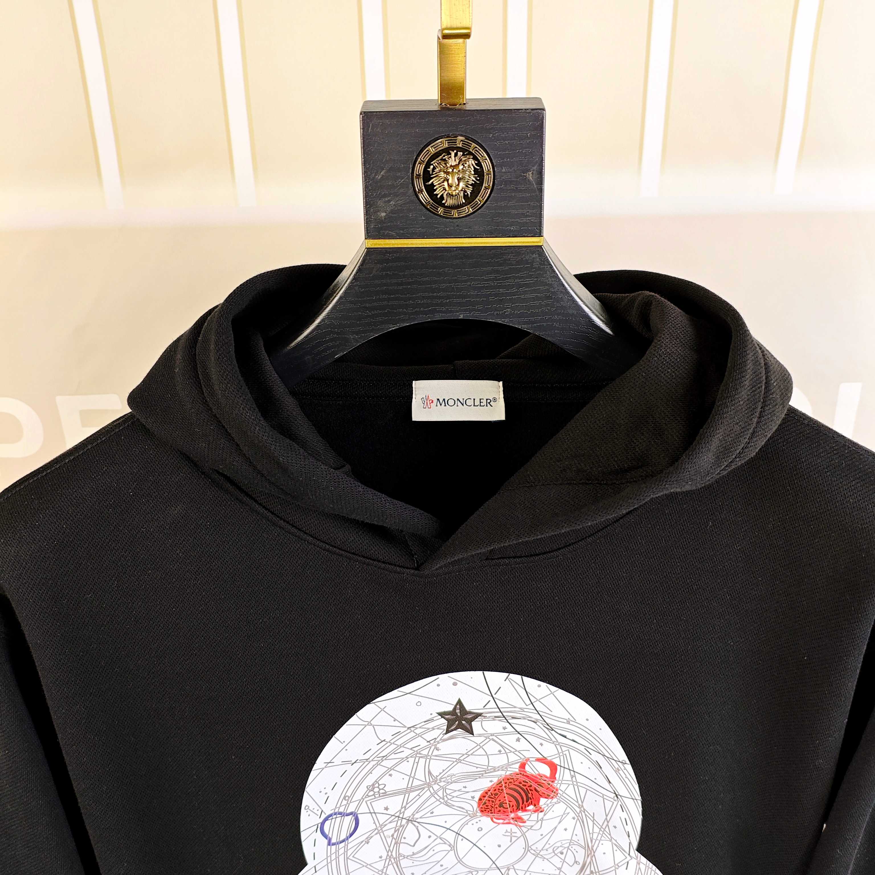 支持年后退换 P190 M*ncler 蒙口2025秋冬新款原单男士加绒加厚休闲套头连帽卫衣  高端定制 内里加绒⚠️OS偏大版型⚠️高版本 时尚百搭爆款✨✨印胶图案袖上绣logo标设计 原版进口420克双股纯棉➕绒面料 螺纹袖口.领口衣摆 手感超柔软细腻 穿着亲肤舒适 高端精品 代工厂精细做工 上身非常赞 男士必备单品 三标齐全 尺码S-4XL（最大码可穿220斤左右 下单请报身高体重)