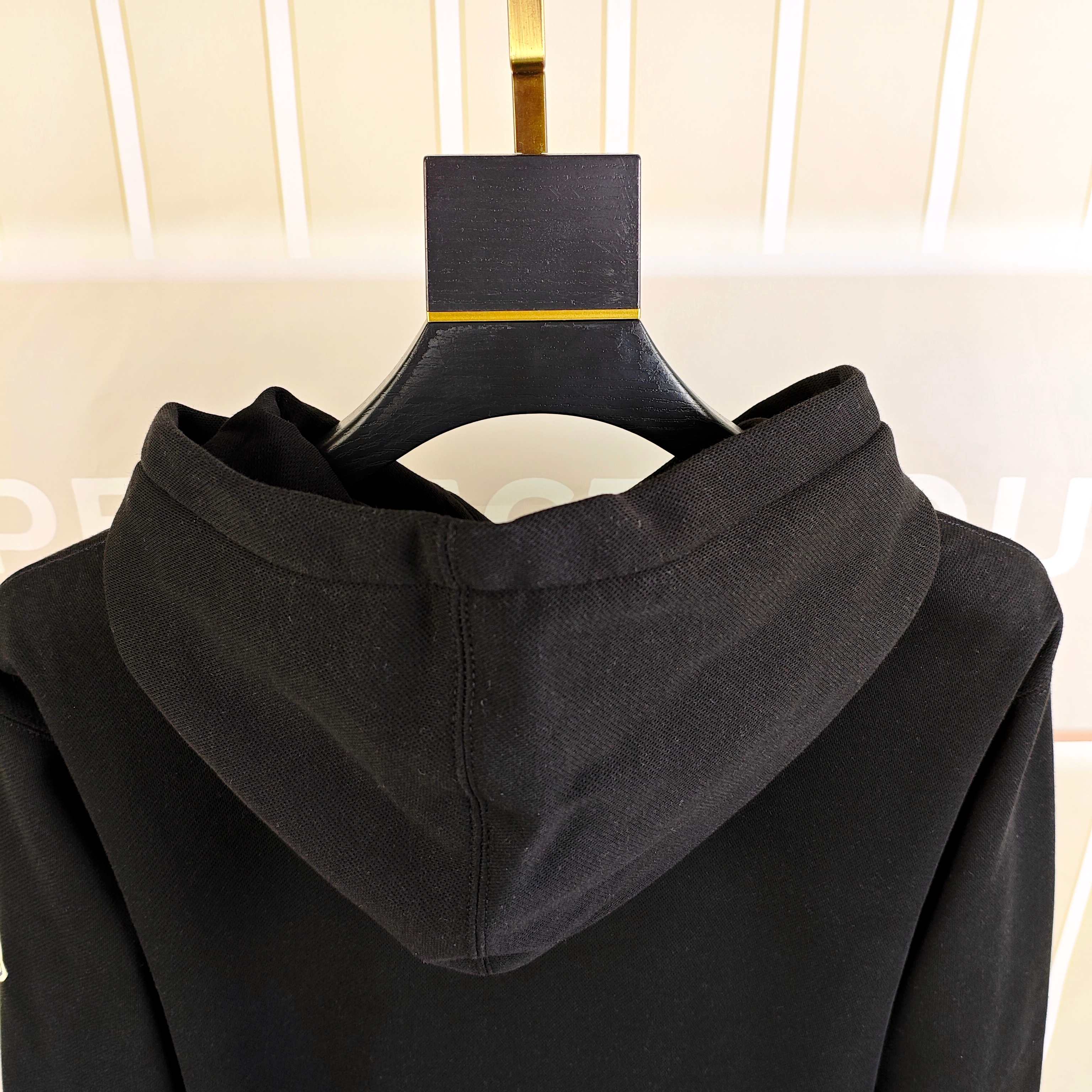 支持年后退换 P190 M*ncler 蒙口2025秋冬新款原单男士加绒加厚休闲套头连帽卫衣  高端定制 内里加绒⚠️OS偏大版型⚠️高版本 时尚百搭爆款✨✨印胶图案袖上绣logo标设计 原版进口420克双股纯棉➕绒面料 螺纹袖口.领口衣摆 手感超柔软细腻 穿着亲肤舒适 高端精品 代工厂精细做工 上身非常赞 男士必备单品 三标齐全 尺码S-4XL（最大码可穿220斤左右 下单请报身高体重)