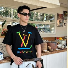 LV 路易威登2026春夏新款原单男士圆领短袖速干T恤 🔥专柜同步售卖 ✨✨高端品质 高版本 OS版型阔 LV 路易威登2026春夏新款原单男士圆领短袖速干T恤 🔥专柜同步售卖 ✨✨高端品质 高版本 OS版型阔