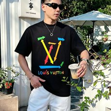 LV 路易威登2026春夏新款原单男士圆领短袖速干T恤 🔥专柜同步售卖 ✨✨高端品质 高版本 OS版型阔 LV 路易威登2026春夏新款原单男士圆领短袖速干T恤 🔥专柜同步售卖 ✨✨高端品质 高版本 OS版型阔