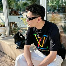 LV 路易威登2026春夏新款原单男士圆领短袖速干T恤 🔥专柜同步售卖 ✨✨高端品质 高版本 OS版型阔 LV 路易威登2026春夏新款原单男士圆领短袖速干T恤 🔥专柜同步售卖 ✨✨高端品质 高版本 OS版型阔