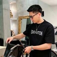 LV 路易威登2026春夏新款原单男士圆领短袖速干T恤 🔥专柜同步售卖 ✨✨高端品质 高版本 OS版型阔 LV 路易威登2026春夏新款原单男士圆领短袖速干T恤 🔥专柜同步售卖 ✨✨高端品质 高版本 OS版型阔