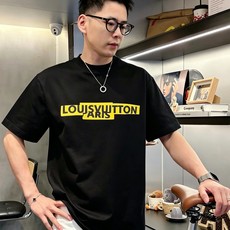 LV 路易威登2026春夏新款原单男士圆领短袖T恤 🔥专柜同步售卖 ✨✨高端品质 高版本 OS版型阔版 LV 路易威登2026春夏新款原单男士圆领短袖T恤 🔥专柜同步售卖 ✨✨高端品质 高版本 OS版型阔版