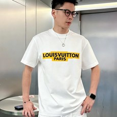 LV 路易威登2026春夏新款原单男士圆领短袖T恤 🔥专柜同步售卖 ✨✨高端品质 高版本 OS版型阔版 LV 路易威登2026春夏新款原单男士圆领短袖T恤 🔥专柜同步售卖 ✨✨高端品质 高版本 OS版型阔版