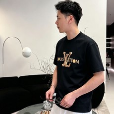 LV 路易威登2026春夏新款原单男士圆领短袖速干T恤 🔥专柜同步售卖 ✨✨高端品质 高版本 OS版型阔 LV 路易威登2026春夏新款原单男士圆领短袖速干T恤 🔥专柜同步售卖 ✨✨高端品质 高版本 OS版型阔