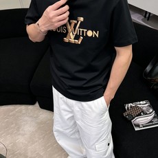 LV 路易威登2026春夏新款原单男士圆领短袖速干T恤 🔥专柜同步售卖 ✨✨高端品质 高版本 OS版型阔 LV 路易威登2026春夏新款原单男士圆领短袖速干T恤 🔥专柜同步售卖 ✨✨高端品质 高版本 OS版型阔