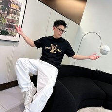 LV 路易威登2026春夏新款原单男士圆领短袖速干T恤 🔥专柜同步售卖 ✨✨高端品质 高版本 OS版型阔 LV 路易威登2026春夏新款原单男士圆领短袖速干T恤 🔥专柜同步售卖 ✨✨高端品质 高版本 OS版型阔