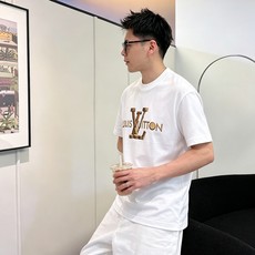LV 路易威登2026春夏新款原单男士圆领短袖速干T恤 🔥专柜同步售卖 ✨✨高端品质 高版本 OS版型阔 LV 路易威登2026春夏新款原单男士圆领短袖速干T恤 🔥专柜同步售卖 ✨✨高端品质 高版本 OS版型阔