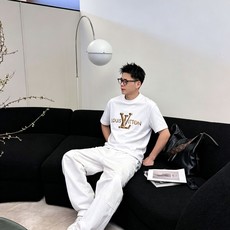 LV 路易威登2026春夏新款原单男士圆领短袖速干T恤 🔥专柜同步售卖 ✨✨高端品质 高版本 OS版型阔 LV 路易威登2026春夏新款原单男士圆领短袖速干T恤 🔥专柜同步售卖 ✨✨高端品质 高版本 OS版型阔