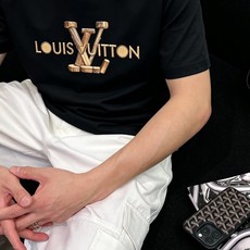 LV 路易威登2026春夏新款原单男士圆领短袖速干T恤 🔥专柜同步售卖 ✨✨高端品质 高版本 OS版型阔 LV 路易威登2026春夏新款原单男士圆领短袖速干T恤 🔥专柜同步售卖 ✨✨高端品质 高版本 OS版型阔