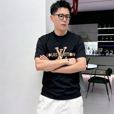 LV 路易威登2026春夏新款原单男士圆领短袖速干T恤 🔥专柜同步售卖 ✨✨高端品质 高版本 OS版型阔 LV 路易威登2026春夏新款原单男士圆领短袖速干T恤 🔥专柜同步售卖 ✨✨高端品质 高版本 OS版型阔