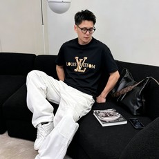 LV 路易威登2026春夏新款原单男士圆领短袖速干T恤 🔥专柜同步售卖 ✨✨高端品质 高版本 OS版型阔 LV 路易威登2026春夏新款原单男士圆领短袖速干T恤 🔥专柜同步售卖 ✨✨高端品质 高版本 OS版型阔