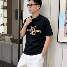 LV 路易威登2026春夏新款原单男士圆领短袖速干T恤 🔥专柜同步售卖 ✨✨高端品质 高版本 OS版型阔 LV 路易威登2026春夏新款原单男士圆领短袖速干T恤 🔥专柜同步售卖 ✨✨高端品质 高版本 OS版型阔