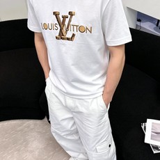LV 路易威登2026春夏新款原单男士圆领短袖速干T恤 🔥专柜同步售卖 ✨✨高端品质 高版本 OS版型阔 LV 路易威登2026春夏新款原单男士圆领短袖速干T恤 🔥专柜同步售卖 ✨✨高端品质 高版本 OS版型阔