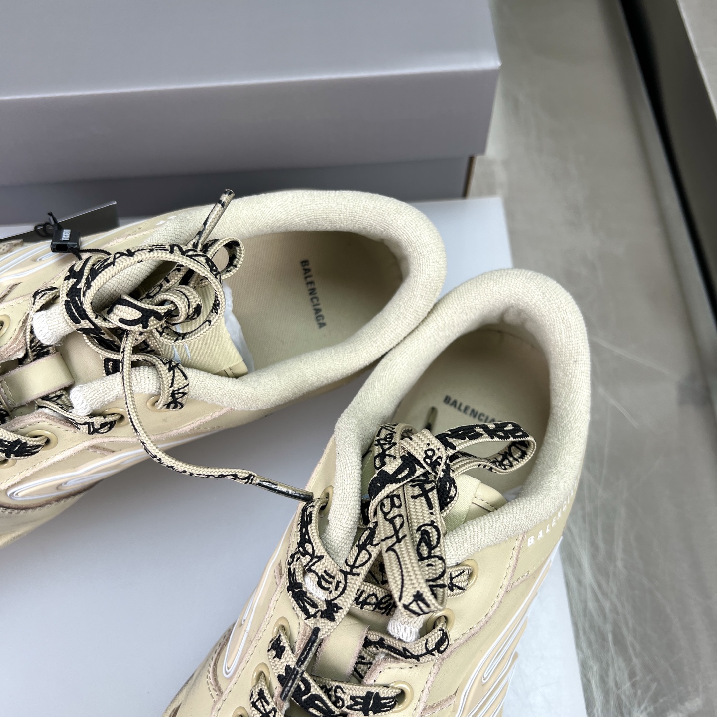 Balenciaga Hampton Sneakers: Distressed Leather, Retro Style, and Iconic Design 7 i1756411552100 8027 0 8