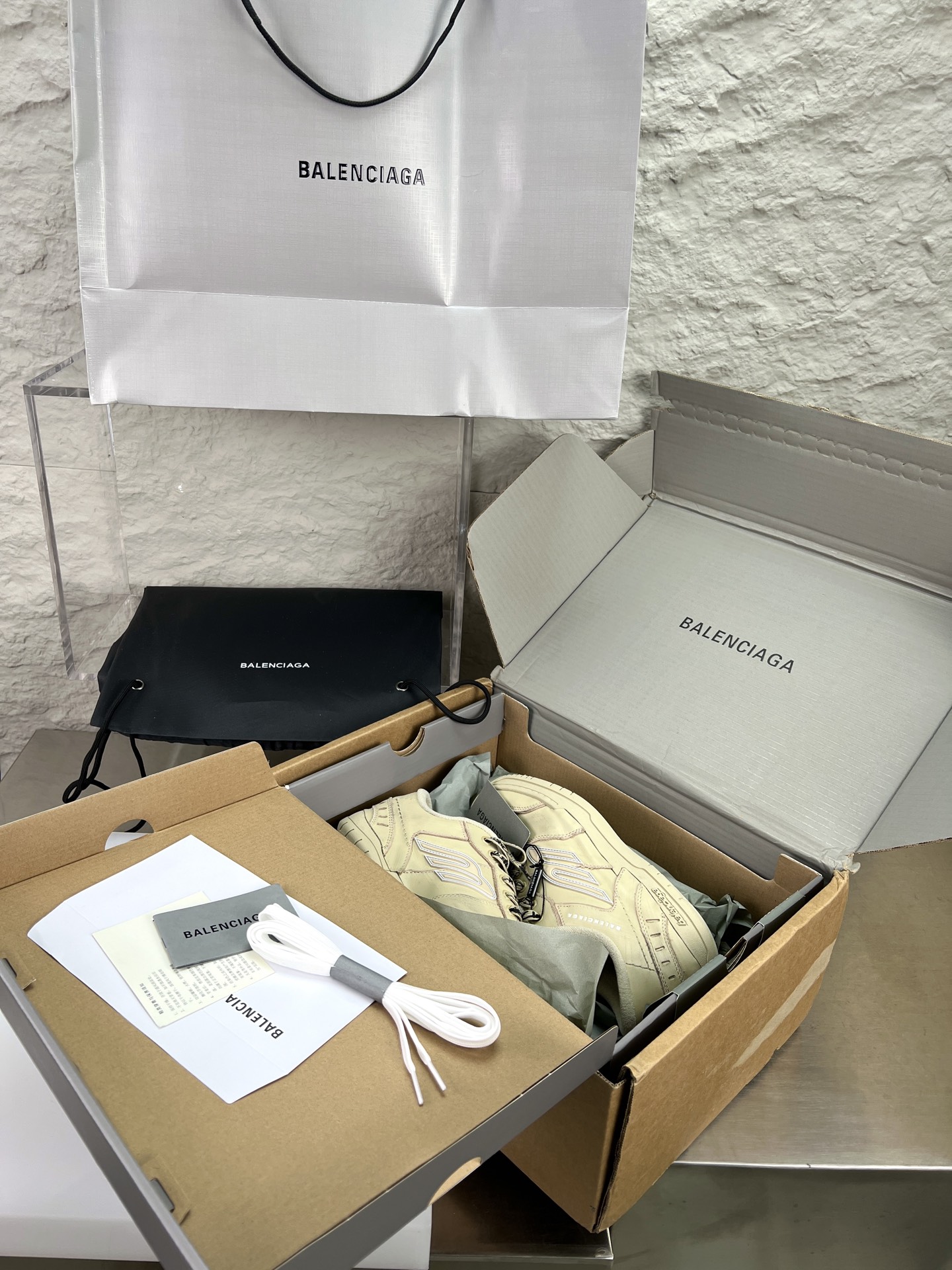 Balenciaga Hampton Sneakers: Distressed Leather, Retro Style, and Iconic Design 2 i1756411552364 7470 0 7