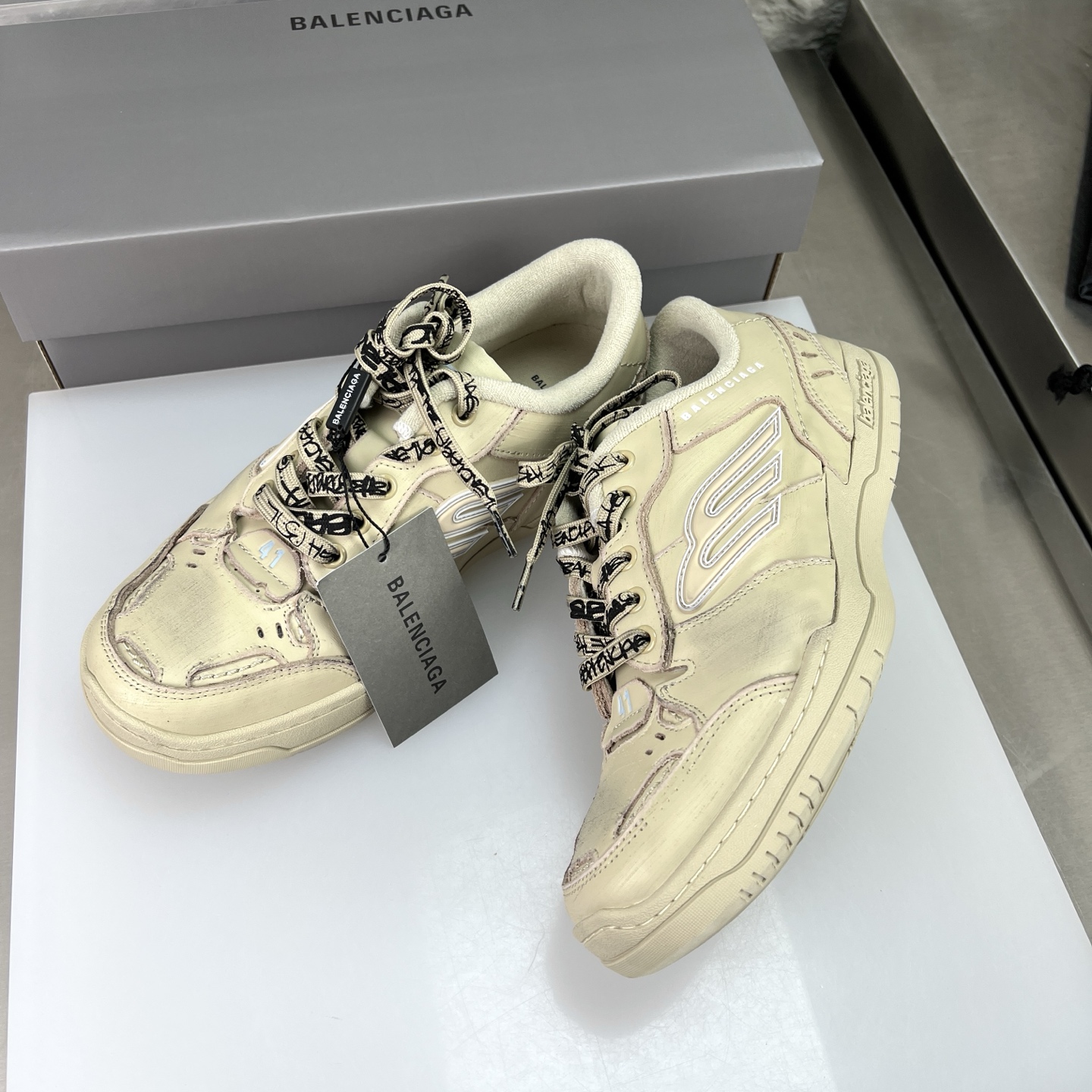 Balenciaga Hampton Sneakers: Distressed Leather, Retro Style, and Iconic Design 4 i1756411555442 954 0 3