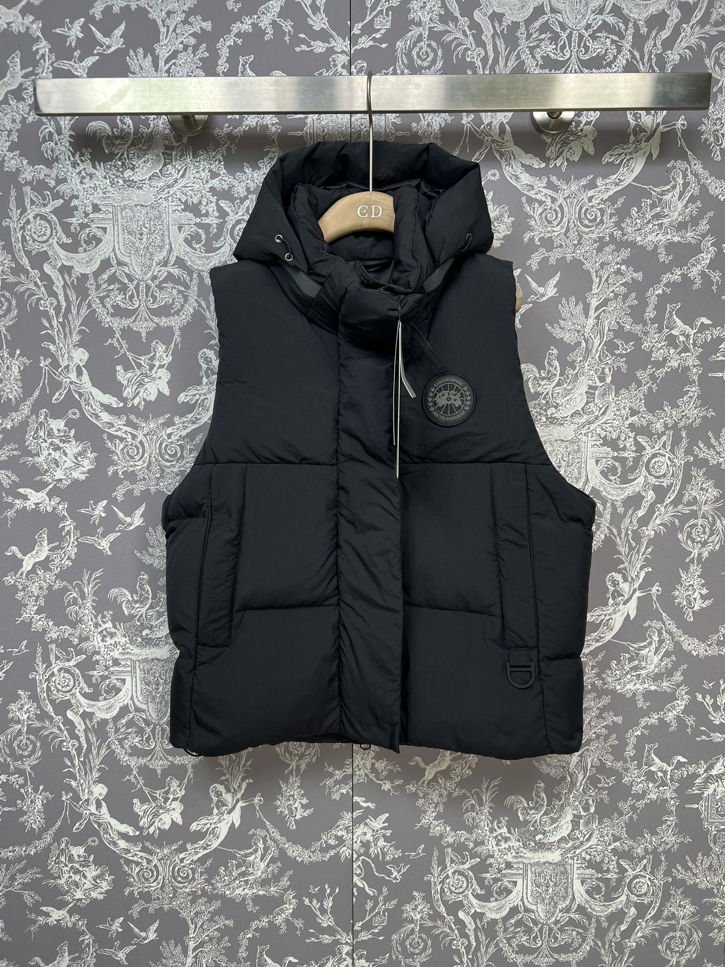 #正品级:🌹加拿大鹅黑标 𝗝𝘂𝗻𝗰𝘁𝗶𝗼𝗻 系列胶囊短款羽绒马甲！#J01#产品配色： 黑色 白色𝗦𝗶𝘇