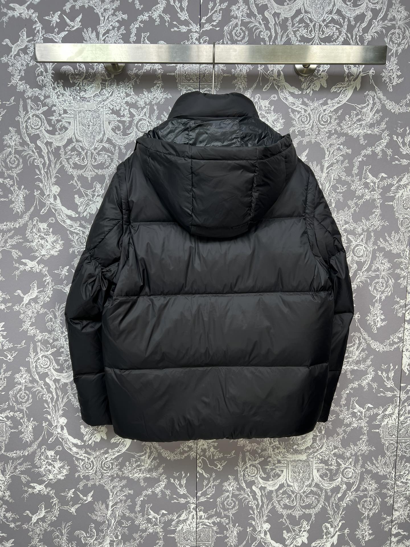 #正品级:FENDI FW25 秋冬新品休闲轻奢连帽【可卸帽】羽绒服男女款#F03# 𝗦𝗶𝘇𝗲：𝟰𝟴# 