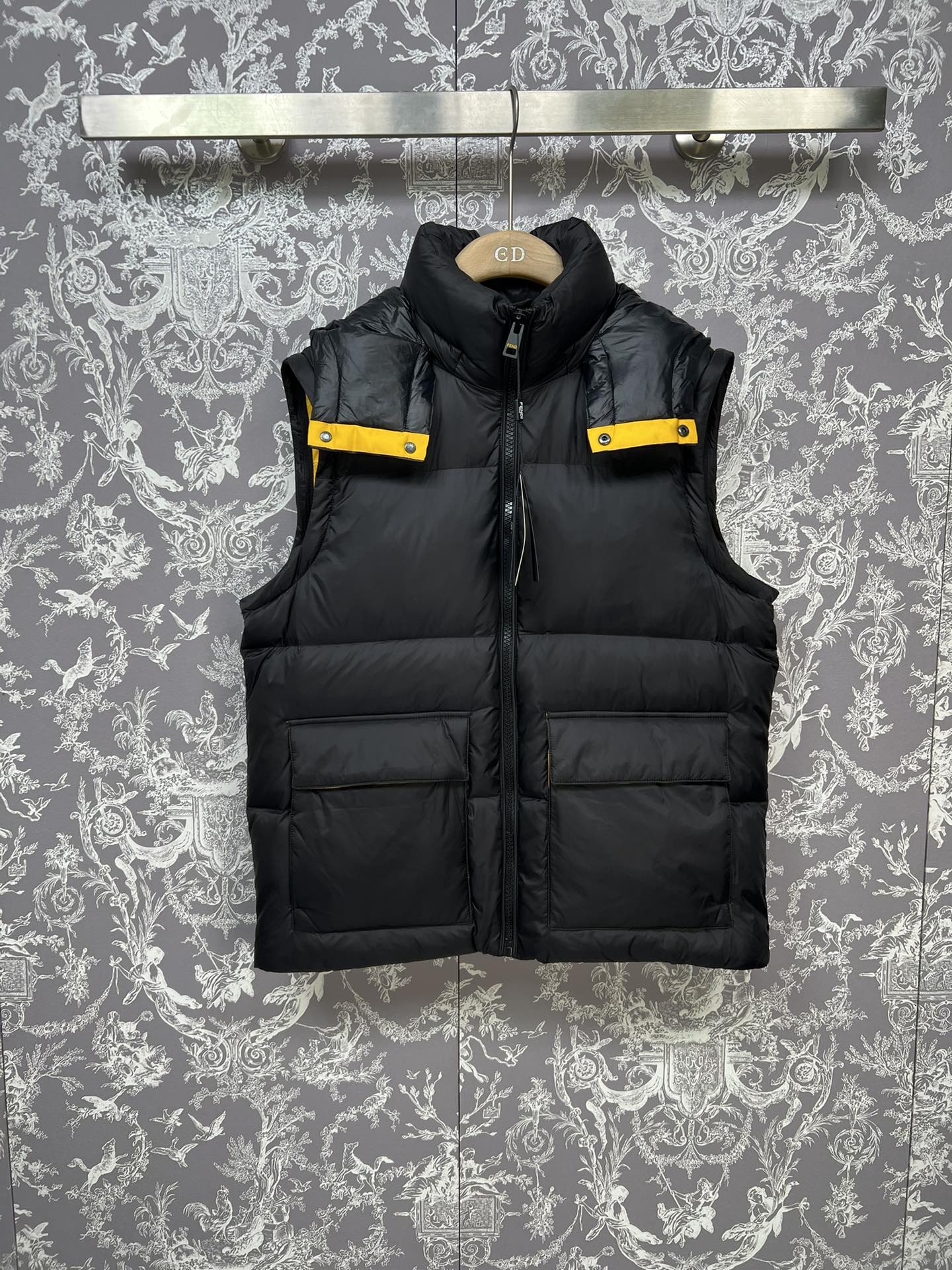 #正品级:FENDI FW25 秋冬新品休闲轻奢连帽【可卸帽】羽绒服男女款#F03# 𝗦𝗶𝘇𝗲：𝟰𝟴# 