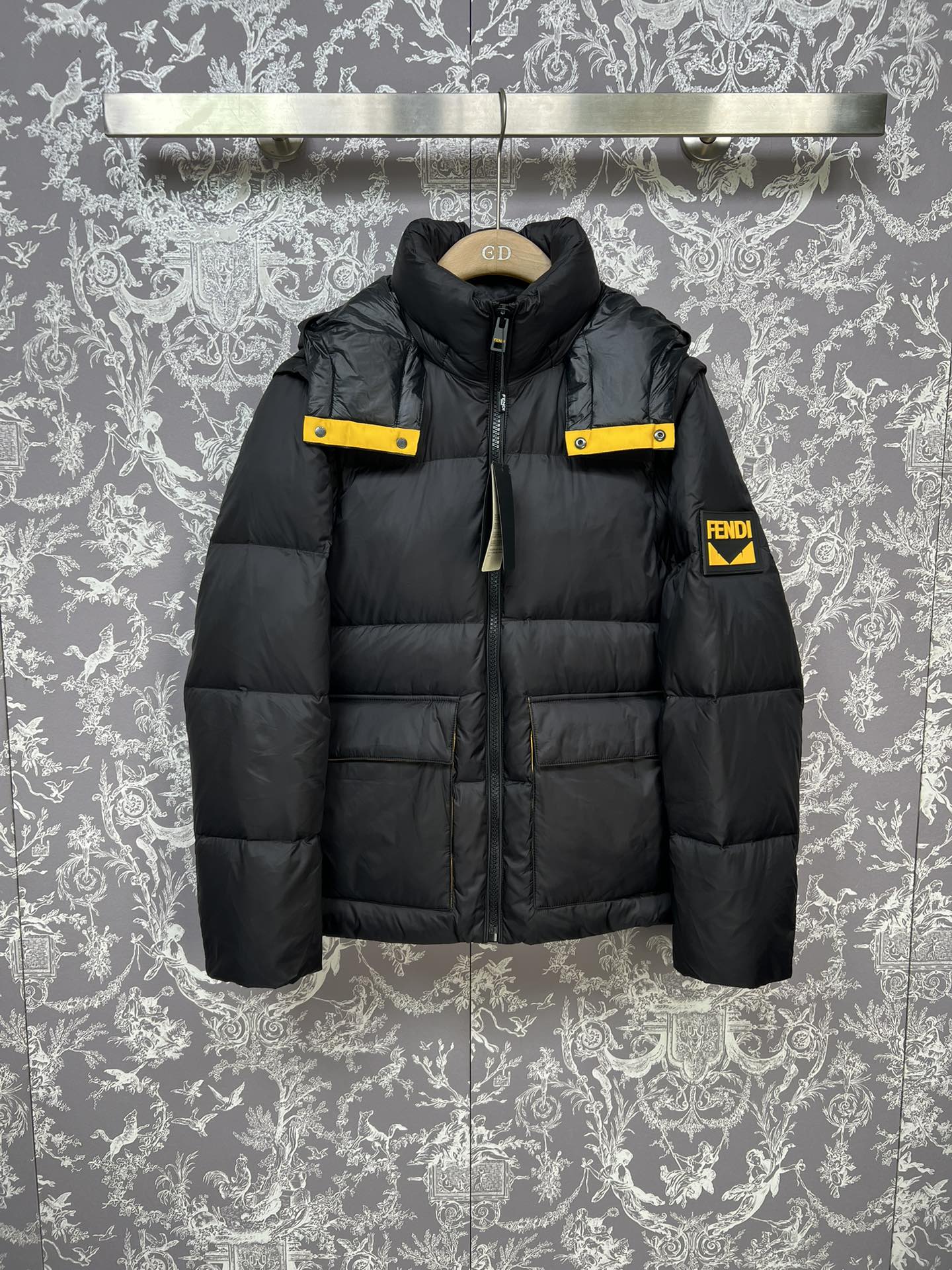 #正品级:FENDI FW25 秋冬新品休闲轻奢连帽【可卸帽】羽绒服男女款#F03# 𝗦𝗶𝘇𝗲：𝟰𝟴# 