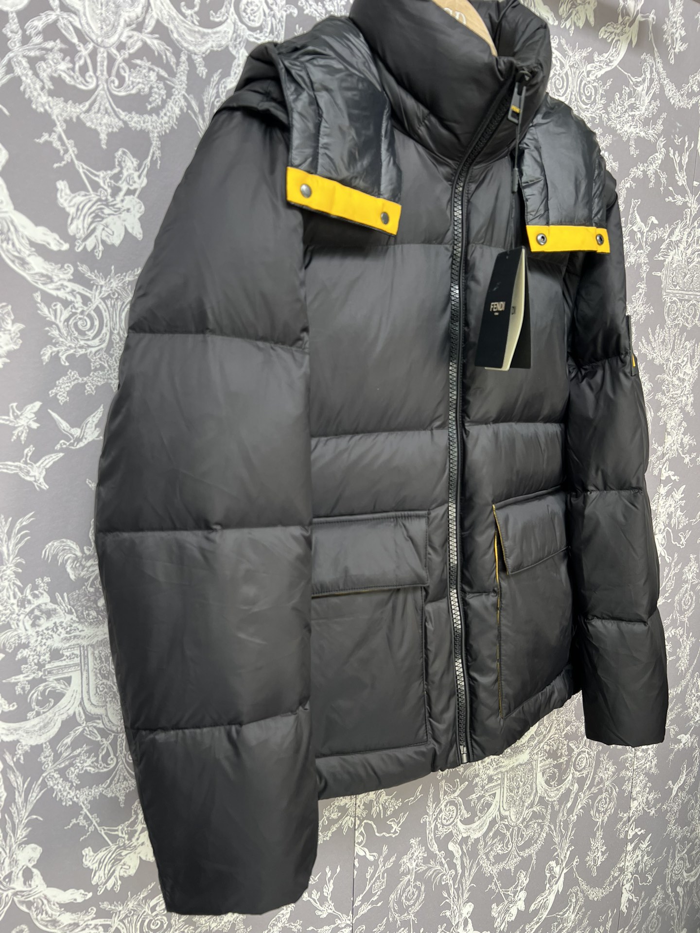 #正品级:FENDI FW25 秋冬新品休闲轻奢连帽【可卸帽】羽绒服男女款#F03# 𝗦𝗶𝘇𝗲：𝟰𝟴# 