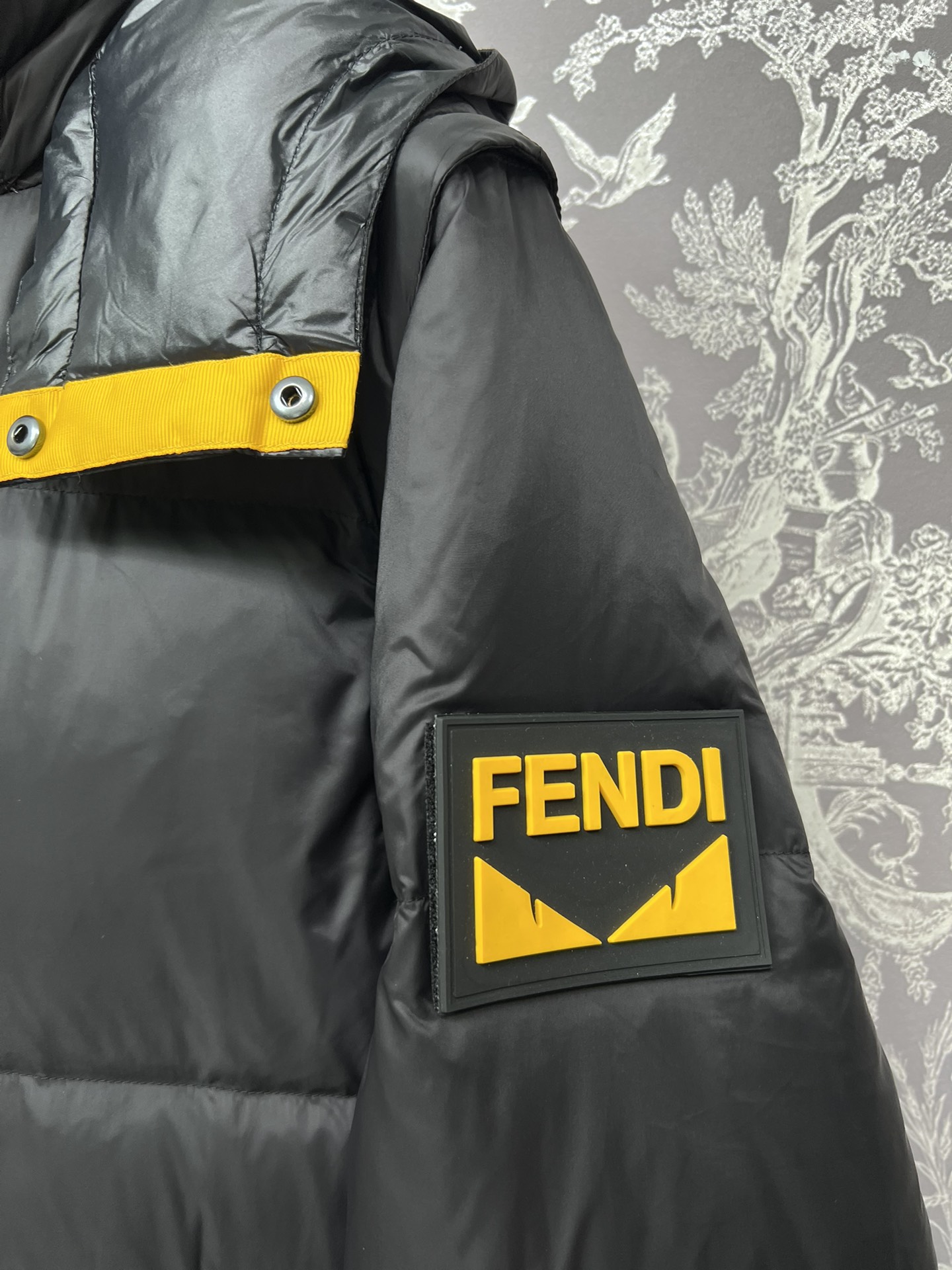 #正品级:FENDI FW25 秋冬新品休闲轻奢连帽【可卸帽】羽绒服男女款#F03# 𝗦𝗶𝘇𝗲：𝟰𝟴# 