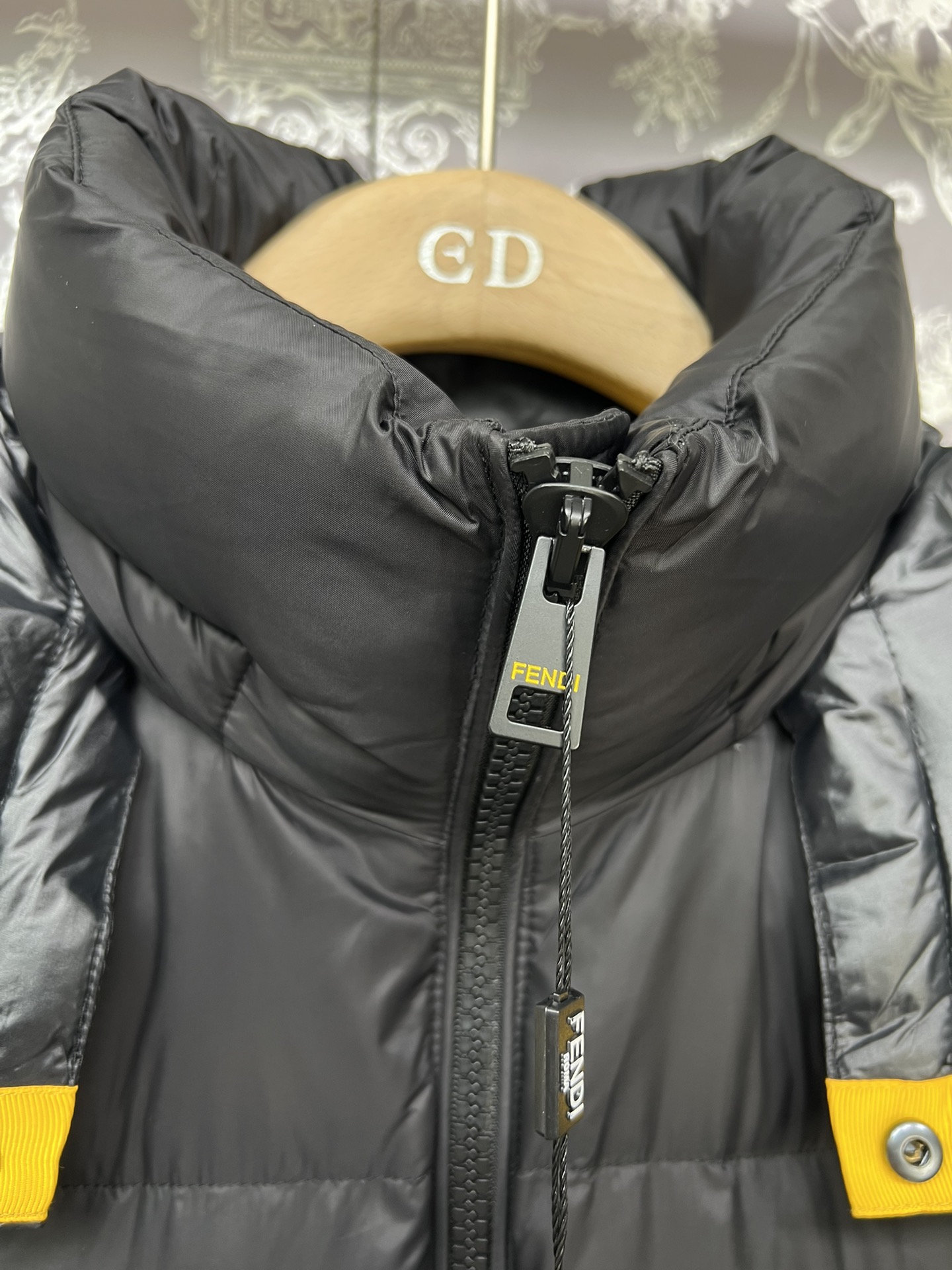 #正品级:FENDI FW25 秋冬新品休闲轻奢连帽【可卸帽】羽绒服男女款#F03# 𝗦𝗶𝘇𝗲：𝟰𝟴# 