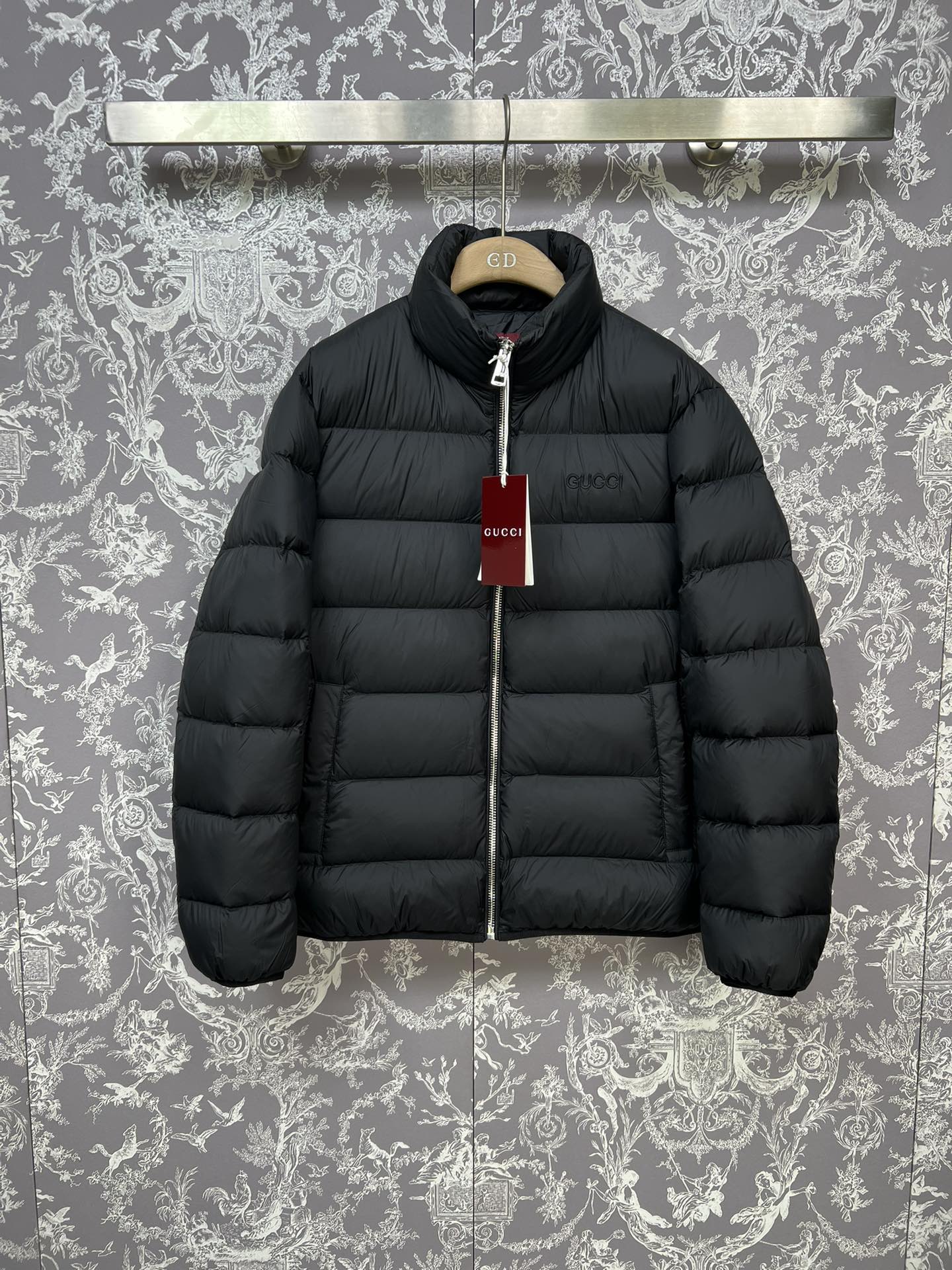 #正品级：GUCCI FW25 秋冬新品刺绣logo休闲时尚立领羽绒服男女款#G03# 𝗦𝗶𝘇𝗲：𝟰𝟴#