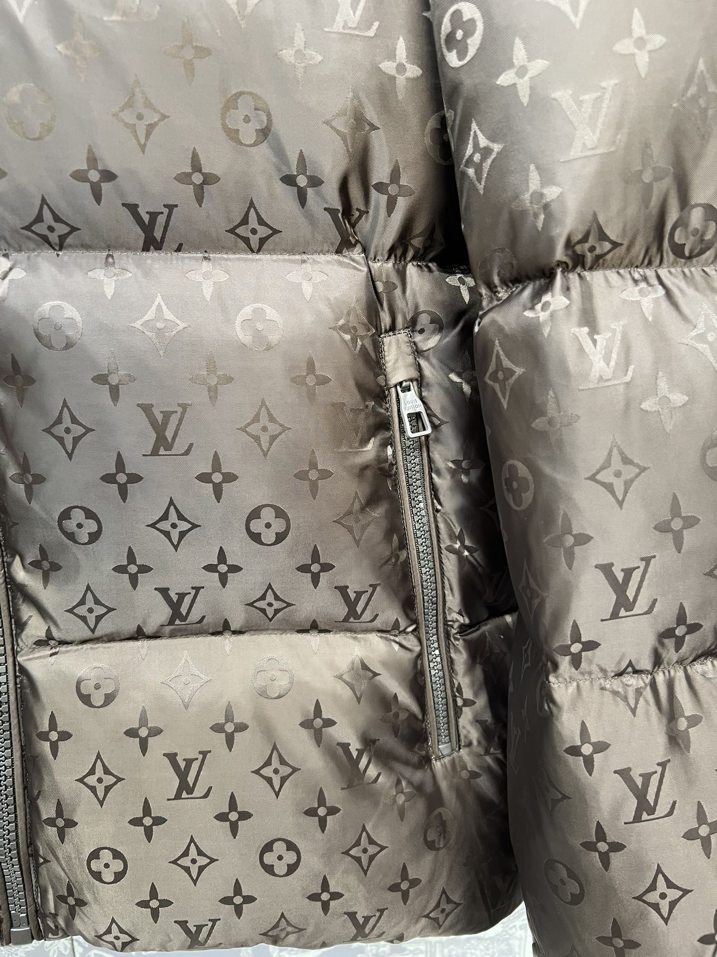 #正品级：𝐋𝐨𝐮𝐢𝐬 𝐕𝐮𝐢𝐭𝐭𝐨𝐧｜路易威登 满印老花𝐋𝐨𝐠𝐨 连帽【可卸帽】轻奢时尚羽绒服男女款#V