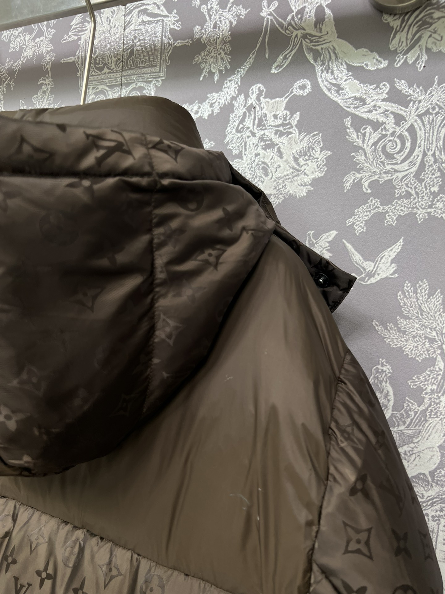 #正品级：𝐋𝐨𝐮𝐢𝐬 𝐕𝐮𝐢𝐭𝐭𝐨𝐧｜路易威登 满印老花𝐋𝐨𝐠𝐨 连帽【可卸帽】轻奢时尚羽绒服男女款#V