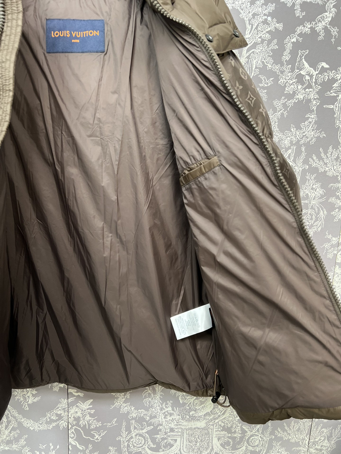 #正品级：𝐋𝐨𝐮𝐢𝐬 𝐕𝐮𝐢𝐭𝐭𝐨𝐧｜路易威登 满印老花𝐋𝐨𝐠𝐨 连帽【可卸帽】轻奢时尚羽绒服男女款#V