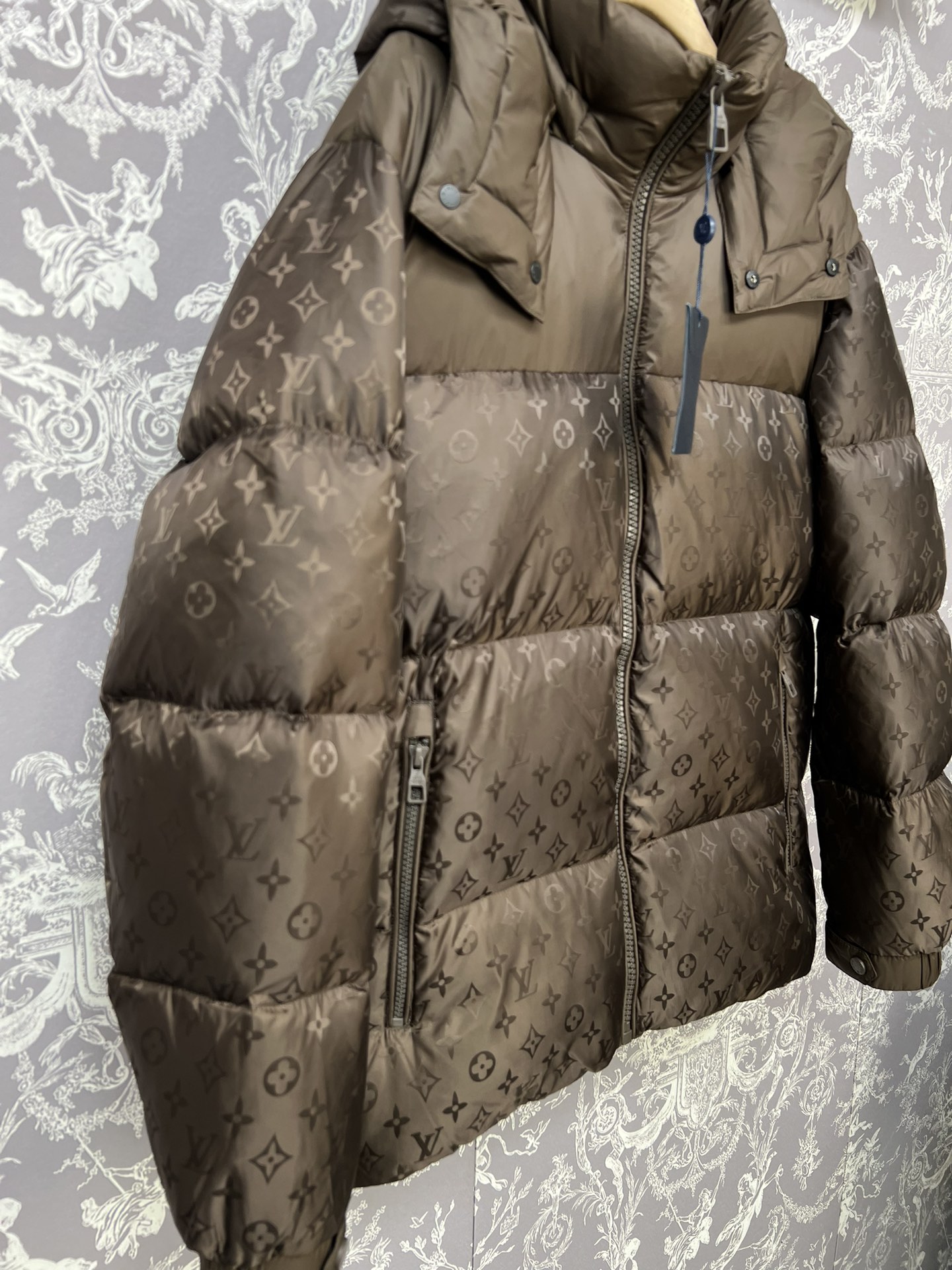 #正品级：𝐋𝐨𝐮𝐢𝐬 𝐕𝐮𝐢𝐭𝐭𝐨𝐧｜路易威登 满印老花𝐋𝐨𝐠𝐨 连帽【可卸帽】轻奢时尚羽绒服男女款#V