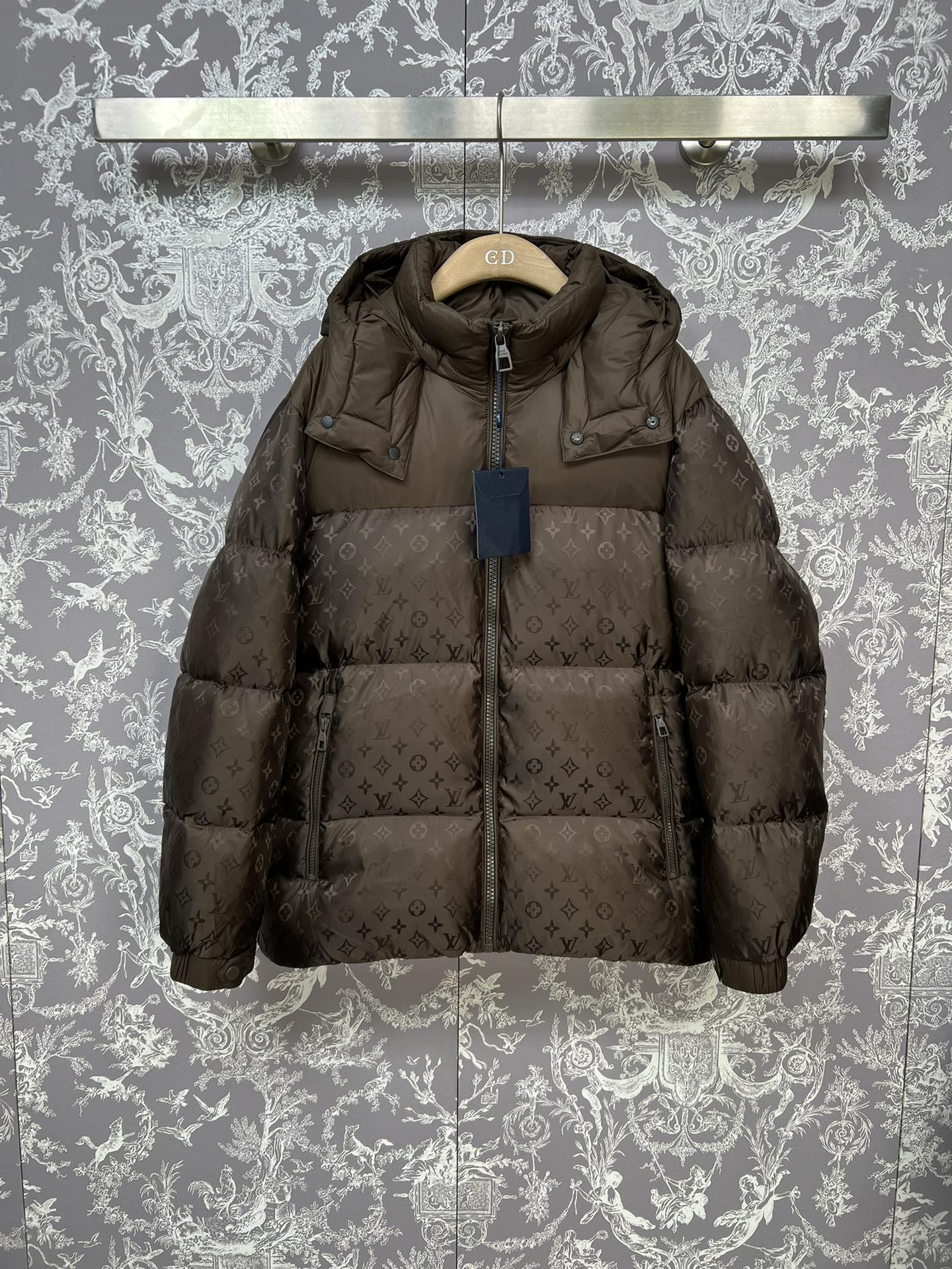 #正品级：𝐋𝐨𝐮𝐢𝐬 𝐕𝐮𝐢𝐭𝐭𝐨𝐧｜路易威登 满印老花𝐋𝐨𝐠𝐨 连帽【可卸帽】轻奢时尚羽绒服男女款#V