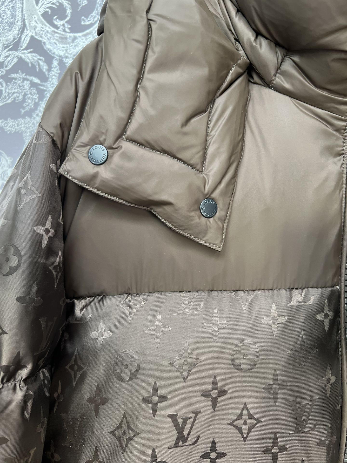 #正品级：𝐋𝐨𝐮𝐢𝐬 𝐕𝐮𝐢𝐭𝐭𝐨𝐧｜路易威登 满印老花𝐋𝐨𝐠𝐨 连帽【可卸帽】轻奢时尚羽绒服男女款#V