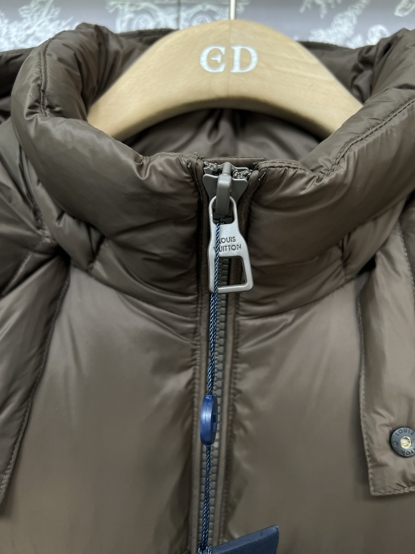 #正品级：𝐋𝐨𝐮𝐢𝐬 𝐕𝐮𝐢𝐭𝐭𝐨𝐧｜路易威登 满印老花𝐋𝐨𝐠𝐨 连帽【可卸帽】轻奢时尚羽绒服男女款#V