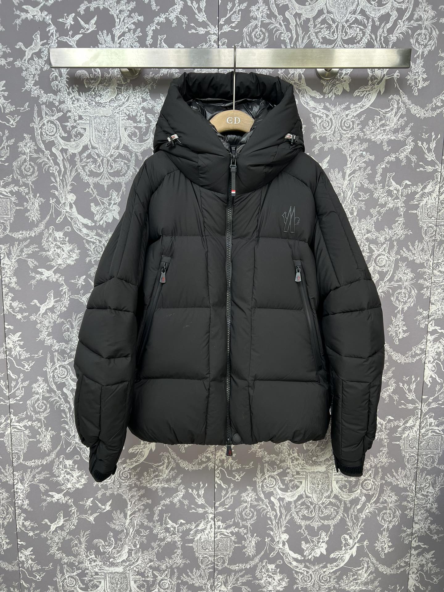 #正品级:𝑴𝒐𝒏𝒄𝒍𝒆𝒓｜蒙口 /盟可睐 25𝒔𝒔 Cherferie 秋冬新品轻奢联名款加厚连帽羽绒服