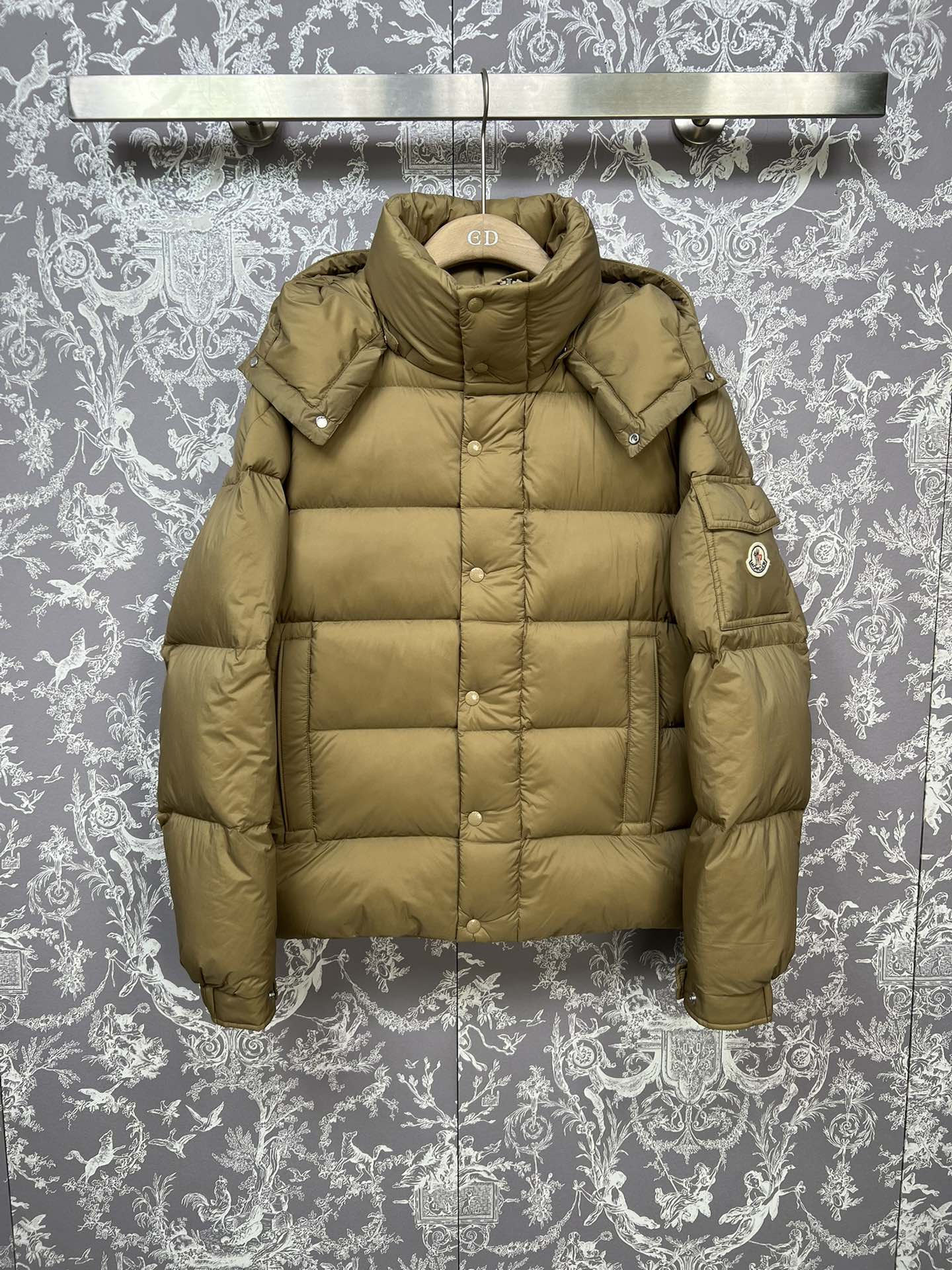 #正品级：𝗠𝗼𝗻𝗰𝗹𝗲𝗿盟可睐 𝗠𝗮𝘆𝗮 𝟳𝟬周年 哑光𝗟𝗼𝗴𝗼徽标羽绒服#096#𝗦𝗶𝘇𝗲：𝟬# 𝟭#