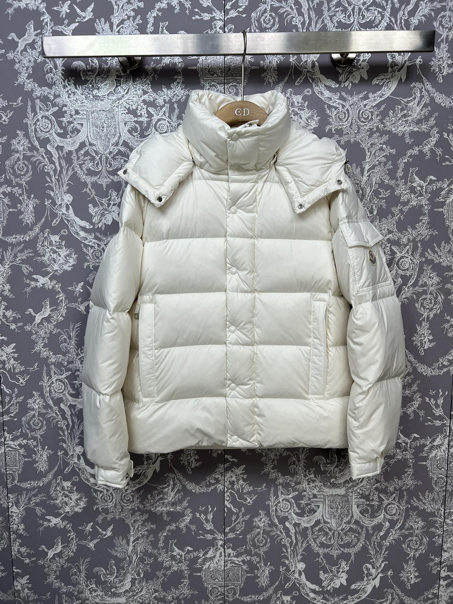 #正品级：𝗠𝗼𝗻𝗰𝗹𝗲𝗿盟可睐 𝗠𝗮𝘆𝗮 𝟳𝟬周年 哑光𝗟𝗼𝗴𝗼徽标羽绒服#096#𝗦𝗶𝘇𝗲：𝟬# 𝟭#