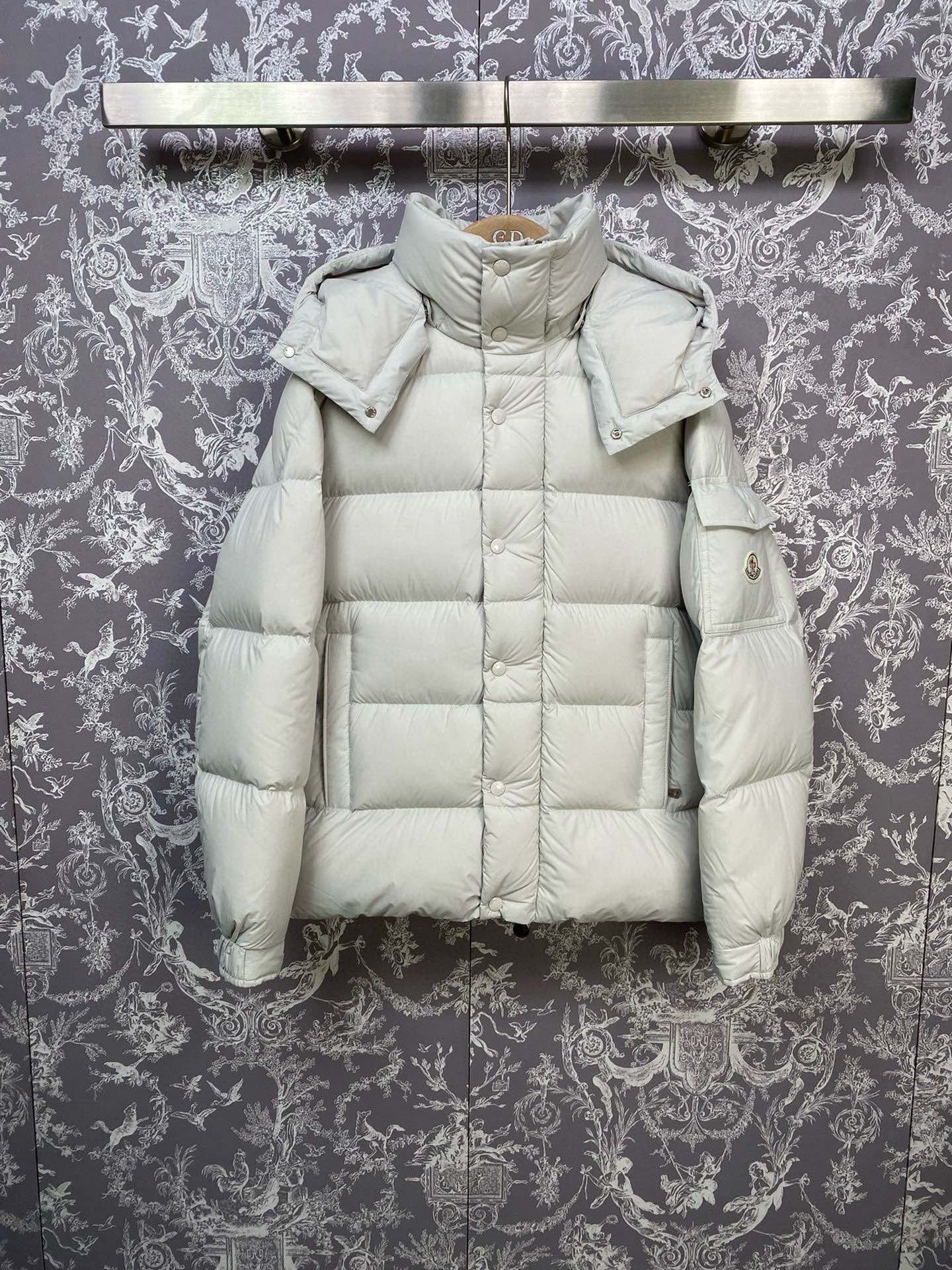 #正品级：𝗠𝗼𝗻𝗰𝗹𝗲𝗿盟可睐 𝗠𝗮𝘆𝗮 𝟳𝟬周年 哑光𝗟𝗼𝗴𝗼徽标羽绒服#096#𝗦𝗶𝘇𝗲：𝟬# 𝟭#