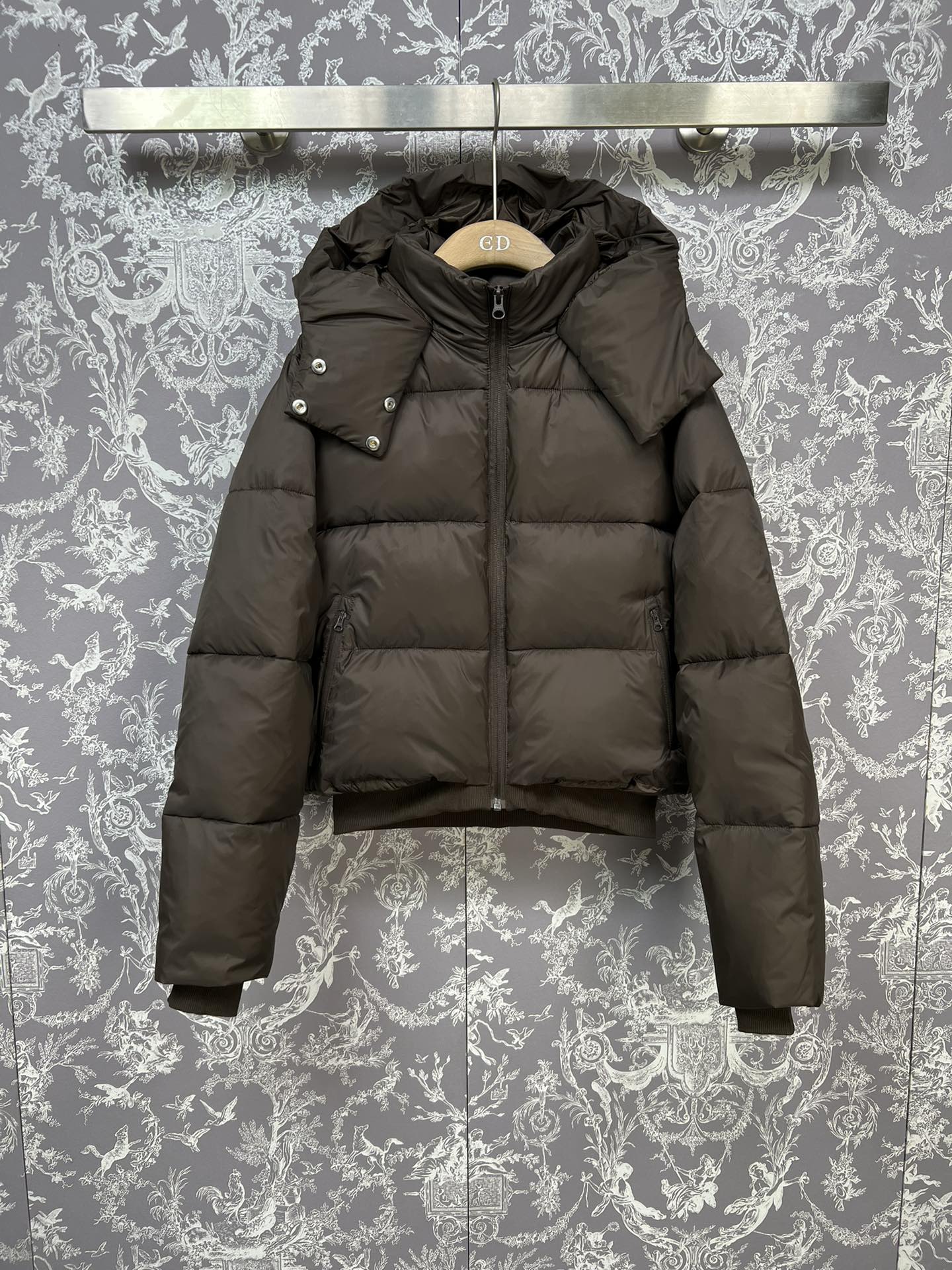 #正品级:🌹𝗔𝗹𝗼 𝘆𝗼𝗴𝗮 ｜Foxy Pufer Jacket 秋冬新品休闲时尚短款连帽【可卸帽】羽